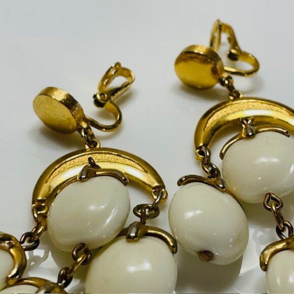 Vintage Trifari Waterfall Chandelier Dangle Clip On Earrings Goldtone/White - Picture 6 of 10